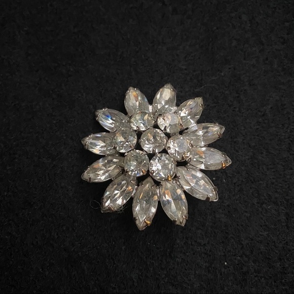 Weiss Vintage rhinestone pin - Picture 1 of 8